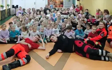 WIZYTA RATOWNIK&Oacute;W MEDYCZNYCH W PRZEDSZKOLU 1