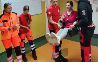 WIZYTA RATOWNIK&Oacute;W MEDYCZNYCH W PRZEDSZKOLU 2