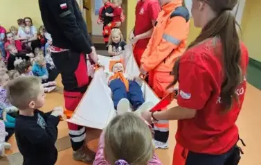WIZYTA RATOWNIK&Oacute;W MEDYCZNYCH W PRZEDSZKOLU 4