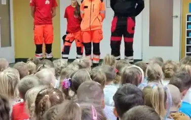 WIZYTA RATOWNIK&Oacute;W MEDYCZNYCH W PRZEDSZKOLU 6