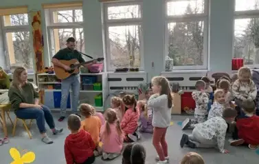 WIZYTA MUZYK&Oacute;W W GRUPIE "MISIE" 2