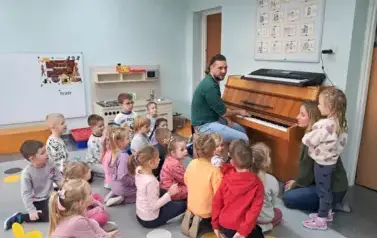 WIZYTA MUZYK&Oacute;W W GRUPIE "MISIE" 3