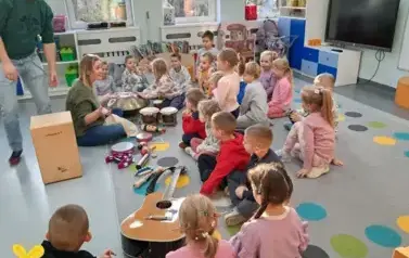 WIZYTA MUZYK&Oacute;W W GRUPIE "MISIE" 6