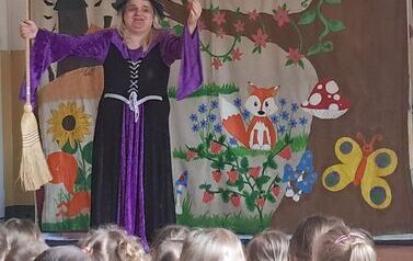 PRZEDSTAWIENIE TEATRALNE O SMERFACH 2