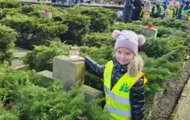 Galeria aktualności  UDZIAŁ PRZEDSZKOLAK&Oacute;W W OBCHODACH 80. ROCZNICY ZAKOŃCZENIA WALK O ZIEMIĘ DRAWSKĄ!  apelu na Cmentarzu Wojennym 1