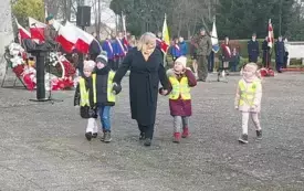 Galeria aktualności  UDZIAŁ PRZEDSZKOLAK&Oacute;W W OBCHODACH 80. ROCZNICY ZAKOŃCZENIA WALK O ZIEMIĘ DRAWSKĄ!  apelu na Cmentarzu Wojennym 6