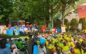 Galeria aktualności Czytanie na polanie pod hasłem &bdquo;Tata też czyta&rdquo; 6