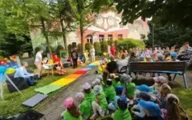 Galeria aktualności Czytanie na polanie pod hasłem &bdquo;Tata też czyta&rdquo; 7