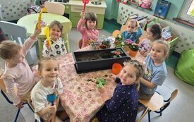 Galeria aktualności Małe"Misie" sadzą kwiatki- stokrotki, prymulki i bratki! 4