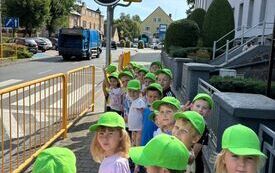 Galeria aktualności Żabki poznają zasady bezpiecznego poruszania się po drodze!  2