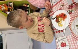 SMACZNIE, ZDROWO, SAMODZIELNIE! czyli SAŁATKA OWOCOWA W WYKONANIU PRZEDSZKOLAK&Oacute;W 4