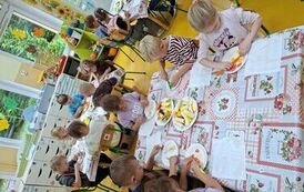 SMACZNIE, ZDROWO, SAMODZIELNIE! czyli SAŁATKA OWOCOWA W WYKONANIU PRZEDSZKOLAK&Oacute;W 8