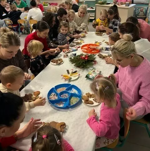 Zdjęcie do MISIE Z RODZICAMI DEKORUJĄ ŚWIĄTECZNE PIERNICZKI!