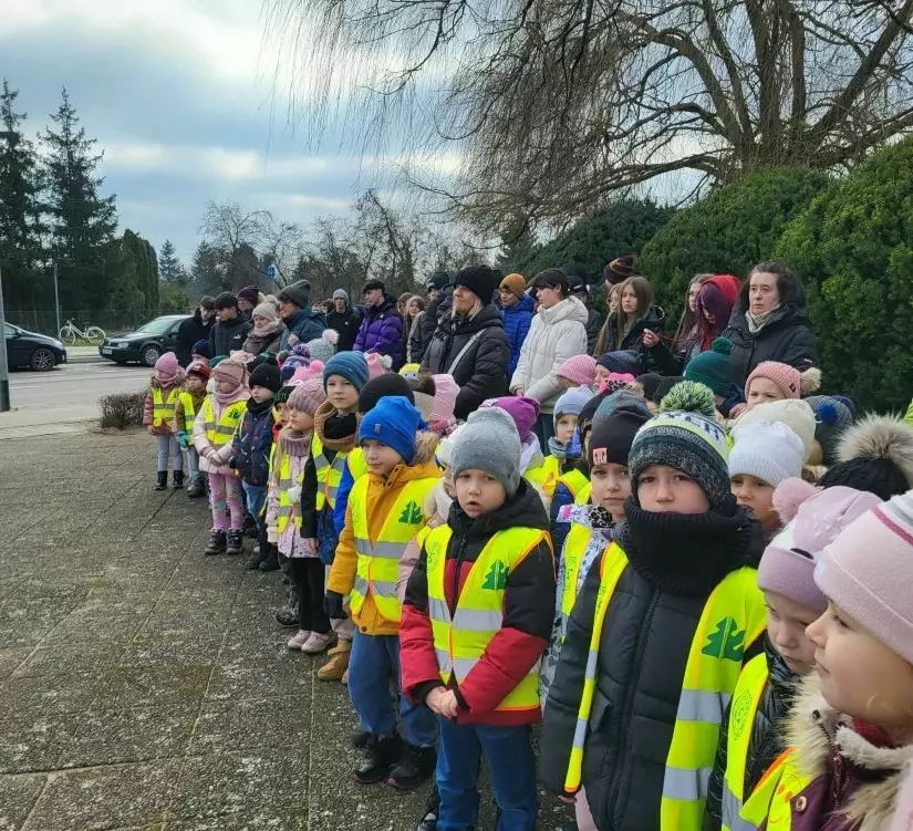 Zdjęcie do  UDZIAŁ PRZEDSZKOLAK&Oacute;W W OBCHODACH 80. ROCZNICY ZAKOŃCZENIA WALK O ZIEMIĘ DRAWSKĄ! 