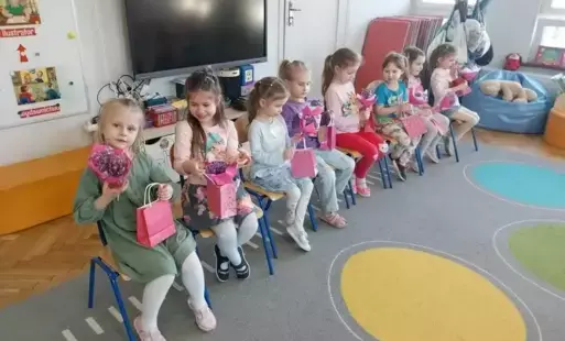 Zdjęcie do DZIEŃ KOBIET W GRUPIE &quot;BIEDRONKI&quot;!