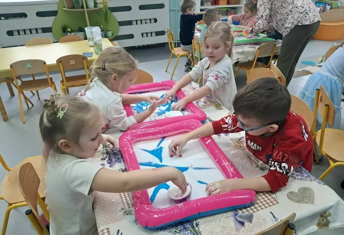 Zdjęcie do ZABAWY SENSORYCZNE U "MISI&Oacute;W"