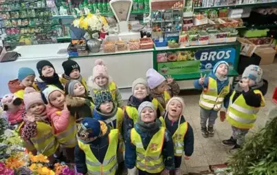 Zdjęcie do Maluszki z grupy &bdquo;Jeżyki&rdquo; z wizytą w sklepie ogrodniczym