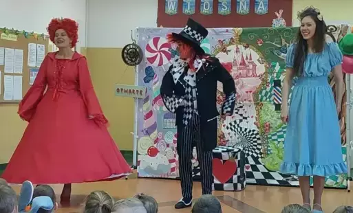 Zdjęcie do SPEKTAKL TEATRALNY &quot;ALICJA W KRAINIE TALENT&Oacute;W&quot;