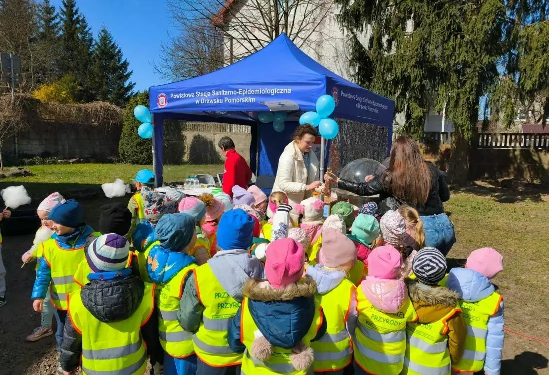 Zdjęcie do WIZYTA PRZEDSZKOLAK&Oacute;W W PPSSE W DRAWSKU POMORSKIM