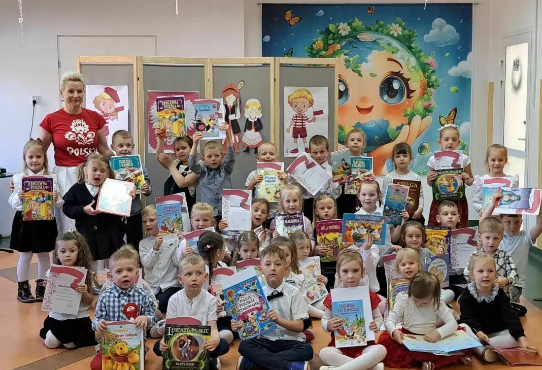 Zdjęcie do PRZEDSZKOLNY KONKURS RECYTATORSKI "PIĘKNA NASZA POLSKA CAŁA"