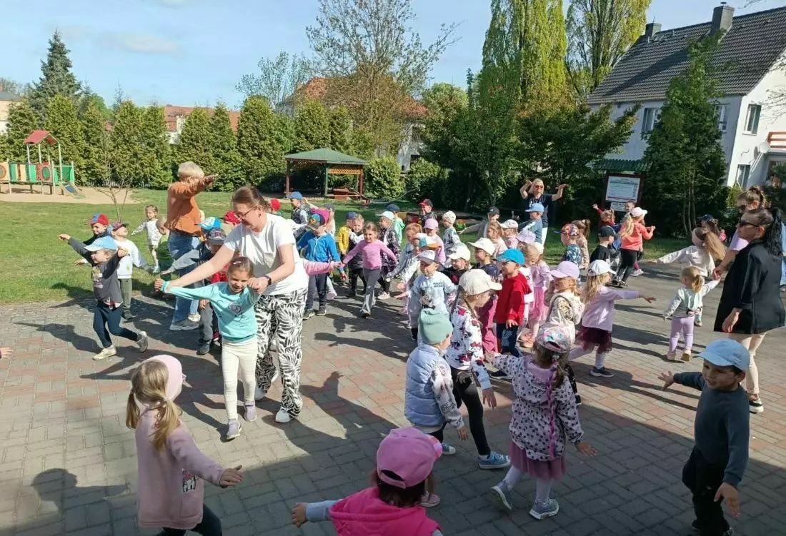 Zdjęcie do MIĘDZYNARODOWY DZIEŃ TAŃCA W PRZEDSZKOLU