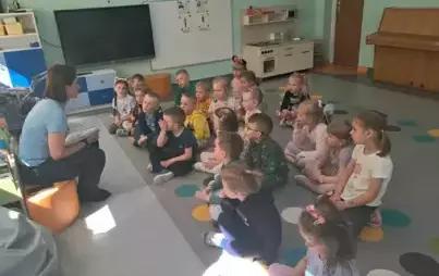 Czytanie bajek przez rodziców dzieci.