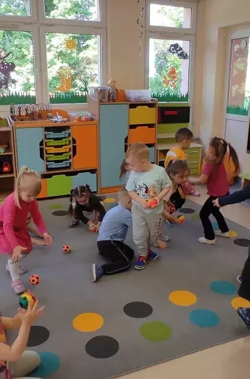 Zdjęcie do WIZYTA NAUCZYCIELA WYCHOWANIA FIZYCZNEGO W GRUPIE 3-LATK&Oacute;W