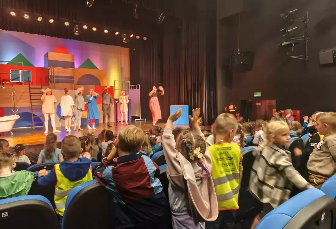 Zdjęcie do Spektakl &bdquo;Niesamowite przygody dziesięciu skarpetek" w wykonaniu Bałtyckiego Teatru Dramatycznego z Koszalina. 