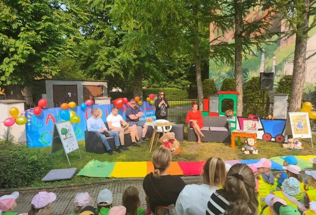 Zdjęcie do Czytanie na polanie pod hasłem &bdquo;Tata też czyta&rdquo;