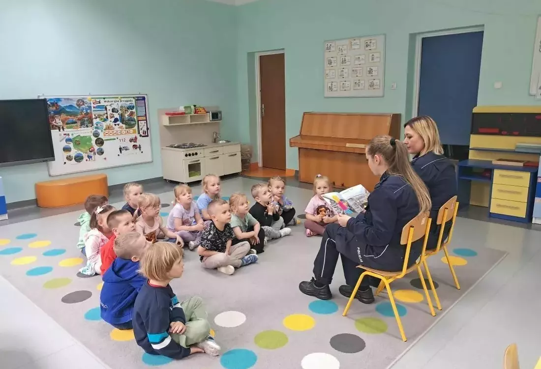 Zdjęcie do CAŁA POLSKA CZYTA DZIECIOM-WIZYTA POLICJI W GRUPIE "MISIE"