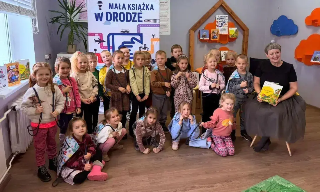 Zdjęcie do Grupa &bdquo;Smerfy&rdquo; w akcji &bdquo;Mała książka w drodze&rdquo;
