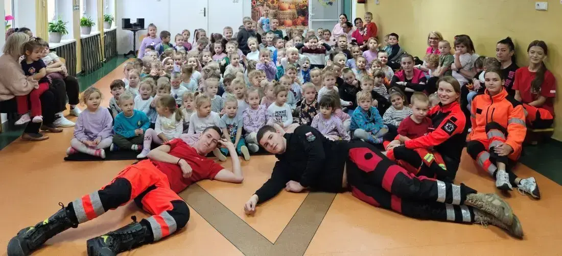 Zdjęcie do WIZYTA RATOWNIK&Oacute;W MEDYCZNYCH W PRZEDSZKOLU