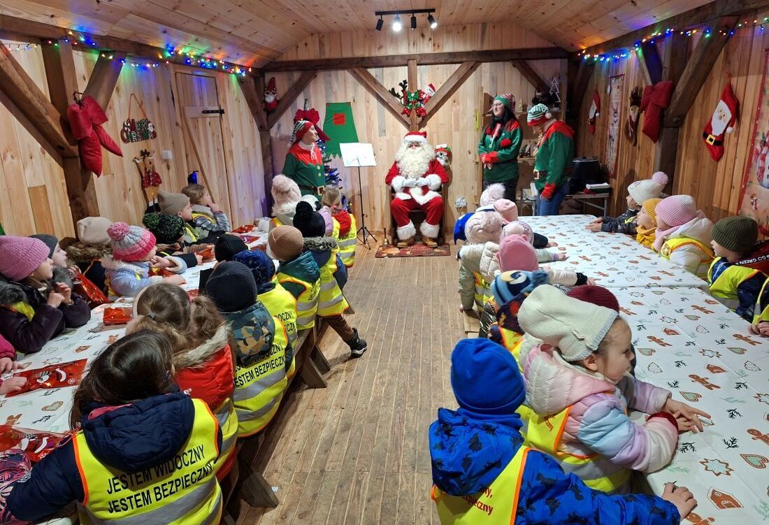 Zdjęcie do WIZYTA PRZEDSZKOLAK&Oacute;W W WIOSCE MIKOŁAJA