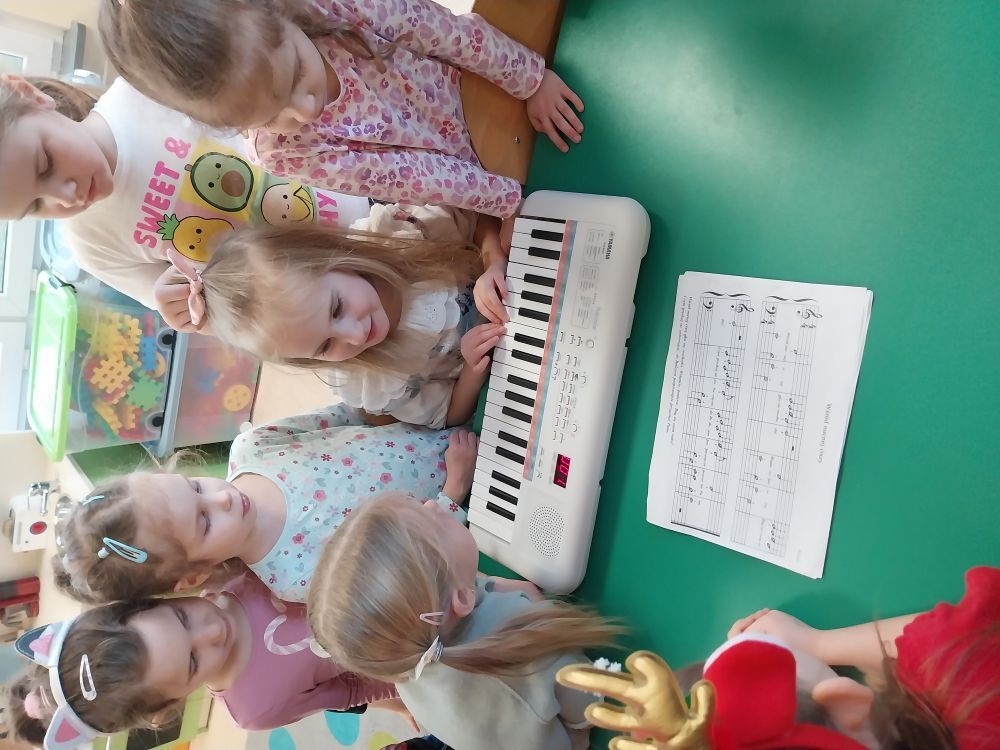 Zdjęcie do KONCERT KOLĘD W GRUPIE "BIEDRONKI"!