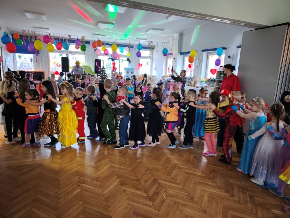 Zdjęcie do BAL KARNAWAŁOWY W PRZEDSZKOLU:)