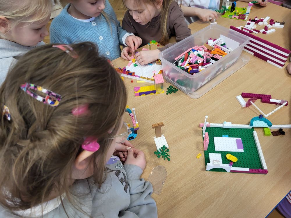 Zdjęcie do DZIEŃ LEGO W GRUPIE " PSZCZ&Oacute;ŁKI"