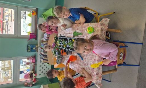 Zdjęcie do Małe"Misie" sadzą kwiatki- stokrotki, prymulki i bratki!