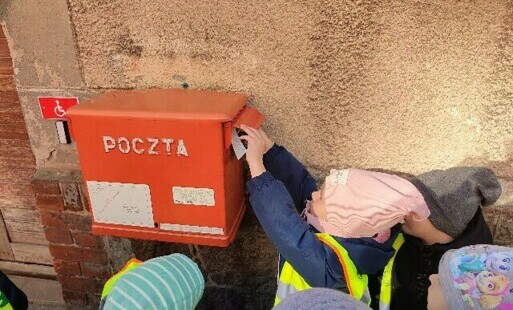 Dzieci wrzucają list do skrzynki