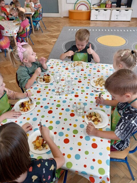 Zdjęcie do Biedronki przygotowują sałatkę owocową!